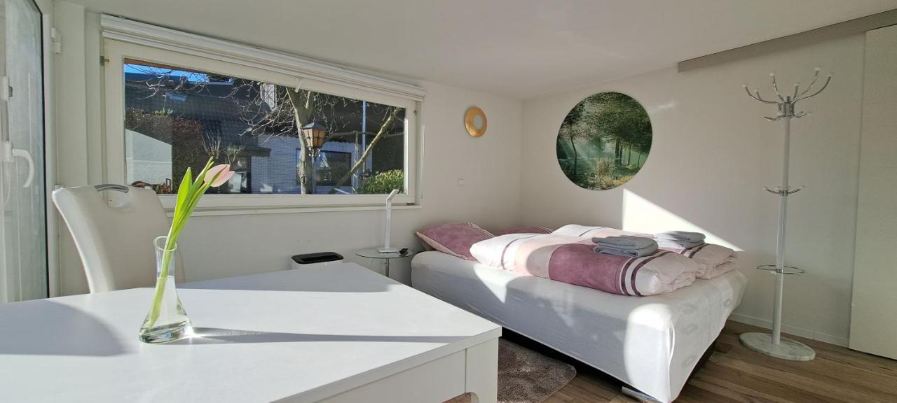 All-In-One Apartment Mit Eigener Sonnenterrasse Im Garten Dusseldorf Exterior photo